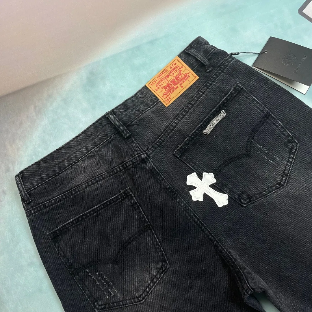 🅿️236 🔘Style No.-KL151 🔘Cro Heart𝐂𝐡𝐫𝐨𝐦𝐞 𝐇𝐞𝐚𝐫𝐭 Classic CH Cross Patch Leather Jeans [Black and White]* The top-notch heavy-duty washing water gives the denim a natural aged texture, making it softer and softer to the touch, and every fold is a filter of age. The calfskin cross is fully laser-cut, with neat lines like works of art, and high-grade matte edges. The distressed silver hardware has its own retro buff, and the buttons and zippers tell a story the more they are used. The straight silhouette is perfect for concealing your body, and the hips become wider and the legs become thicker in seconds. Pair it with short boots to make you look taller, or wear it with dad shoes for a lazy look. You can wear it casually with a white T-shirt and it will make you shine. From the leather to the wiring, everything is top-notch, and you can tell the texture at the first touch - it's not in the same dimension as the currency at all!  Size: S M L XL (28.30.32.34) Color: black with black, black with white, black with pink